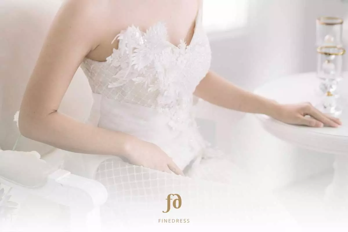 Pilihan Warna Nail Art yang Cocok dengan Gaun Pernikahan Putih