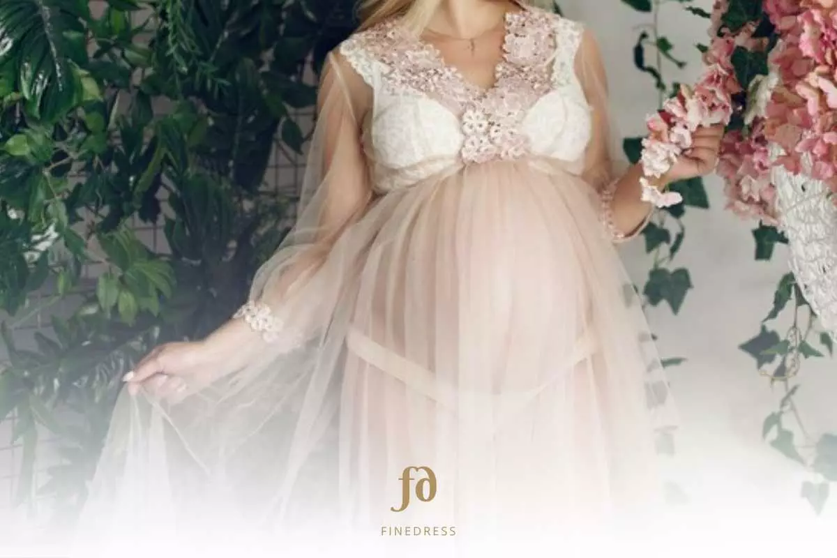 Maternity Gown dengan Detail Renda untuk Menambah Kesan Feminin dalam Foto Kehamilan