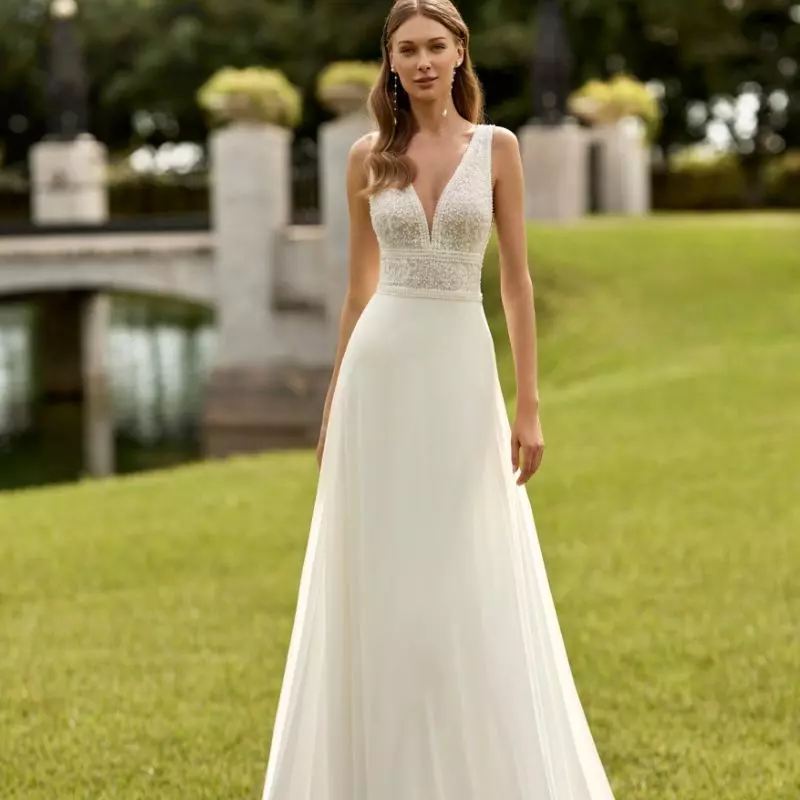 Dress dengan Bahan Ringan dan Potongan yang Sederhana