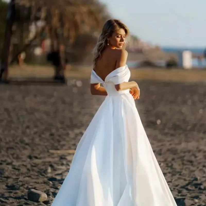 Dress dengan Potongan A-Line atau Empire