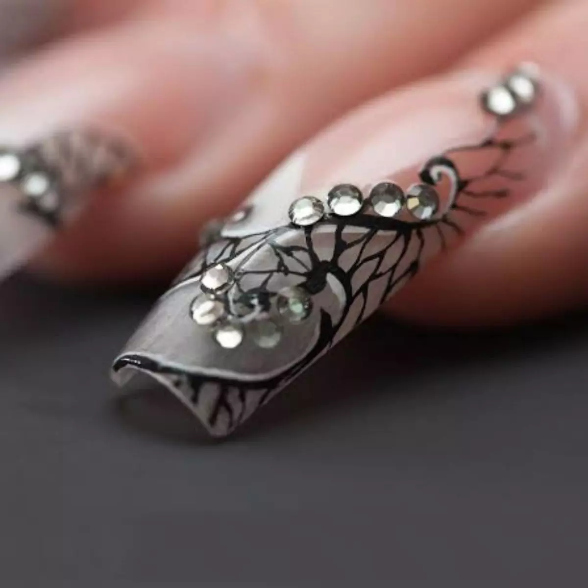 Pearl-Inspired Nail Art Klasik dengan Sentuhan Mewah