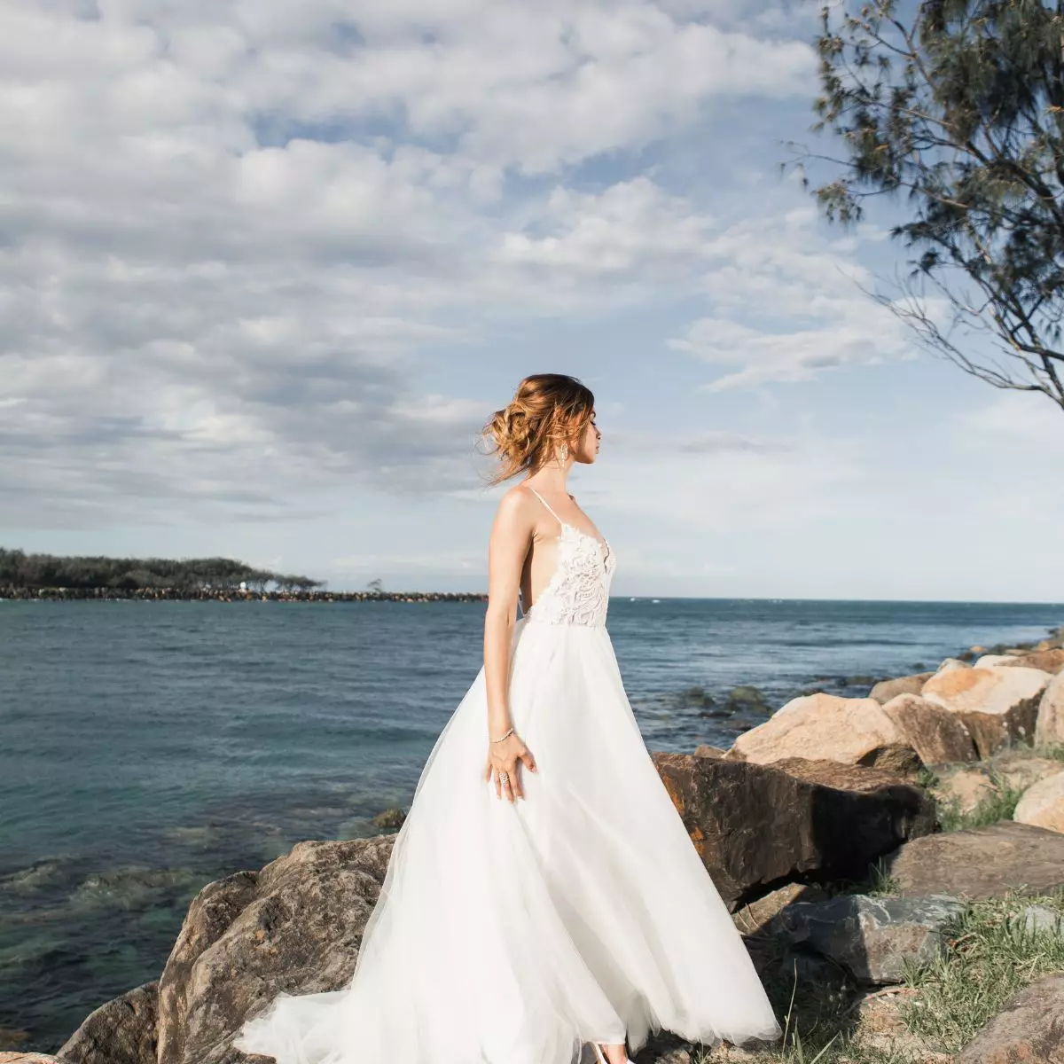 3. Mountain/Cliff Wedding (Pernikahan di Pegunungan/Perbukitan)