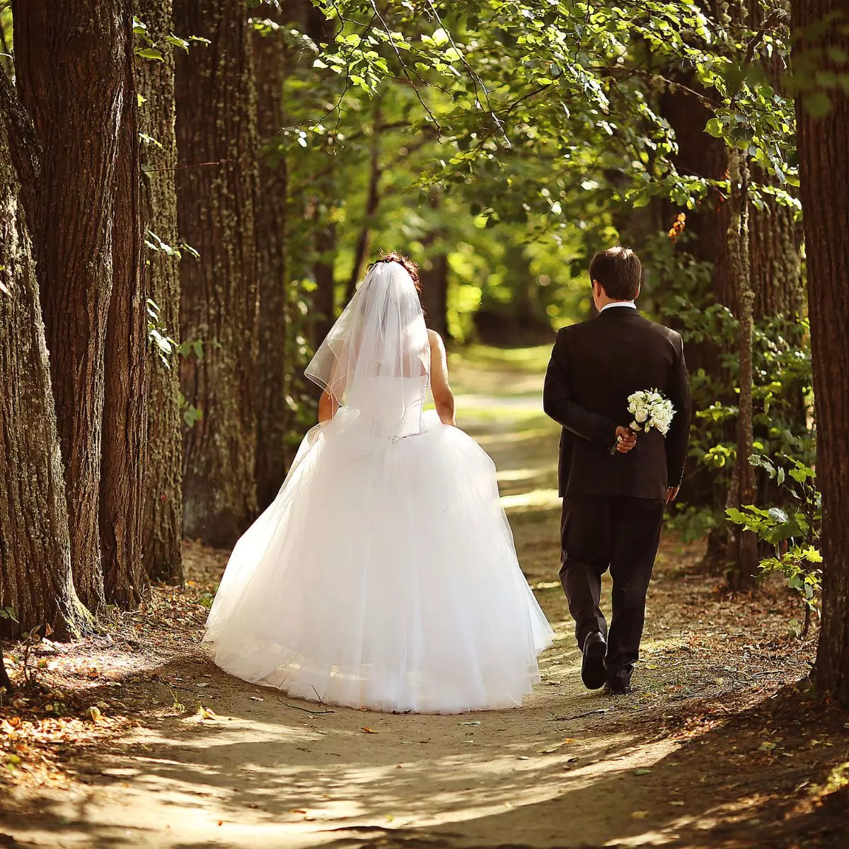 4. Rustic / Barn Wedding (Pernikahan di Pedesaan atau Hutan)