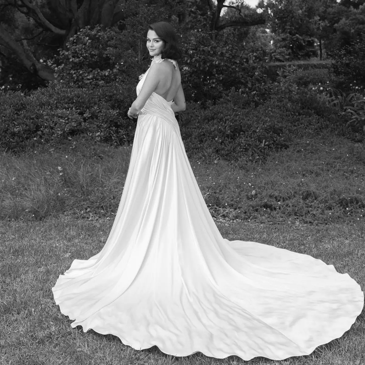 1. Gaun Satin Elegan nan Klasik