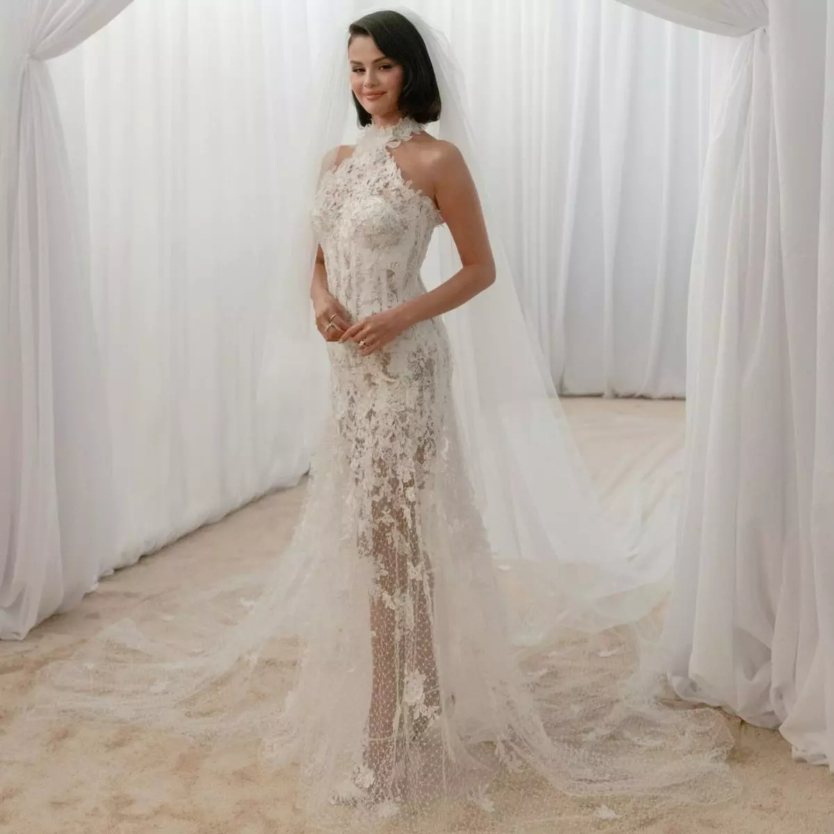 2. Gaun Lace Mewah Penuh Detail