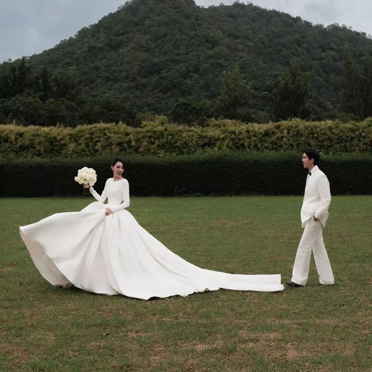1. Ball Gown Dramatis dari Nicole + Felicia Couture