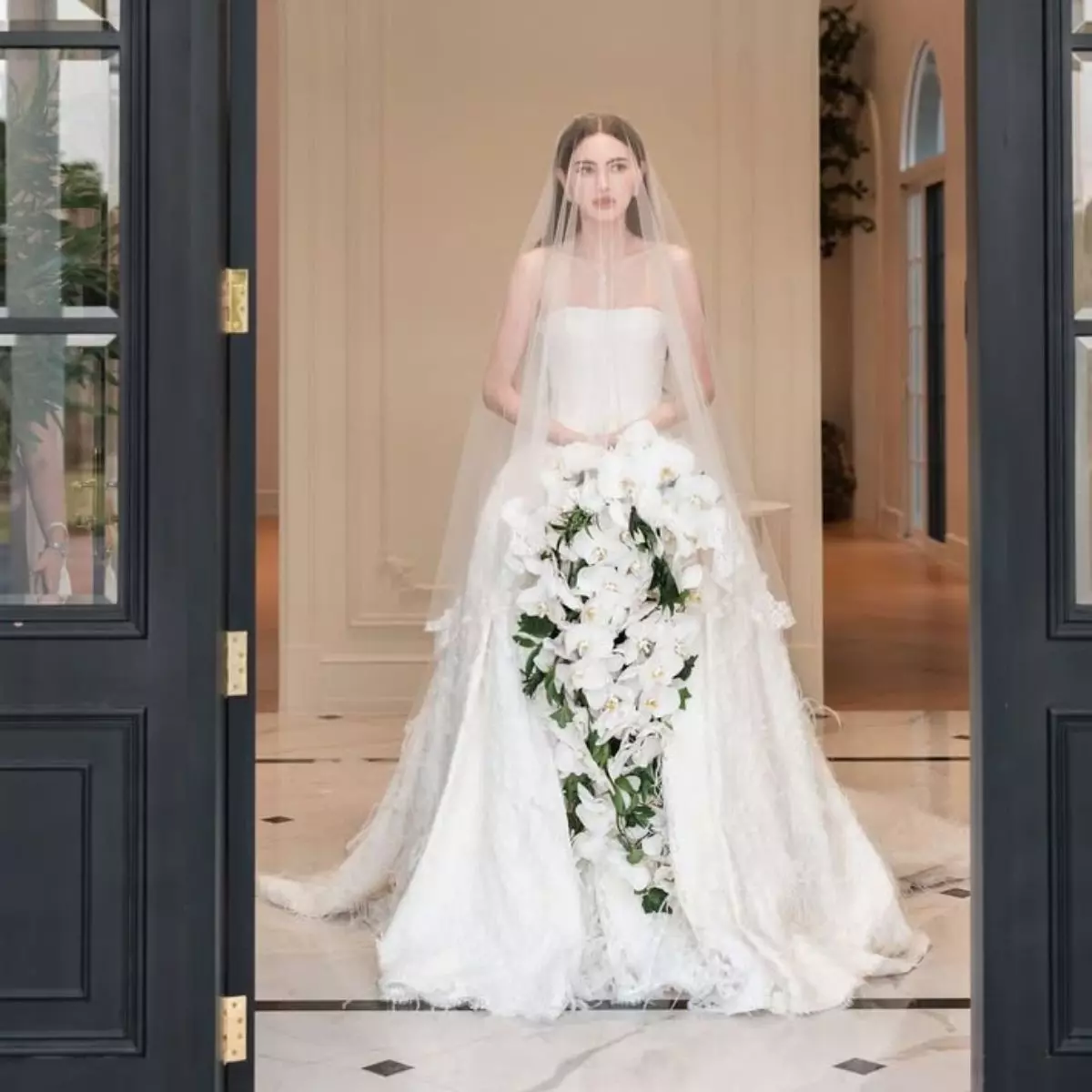 2. Gaun Ivory Gucci (Gaun Utama Pemberkatan)