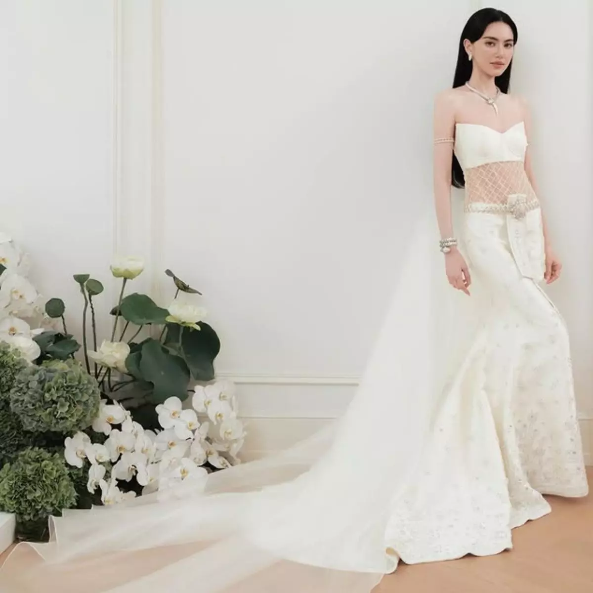 3. Gaun Adat Thailand Modern dari Vanus Couture